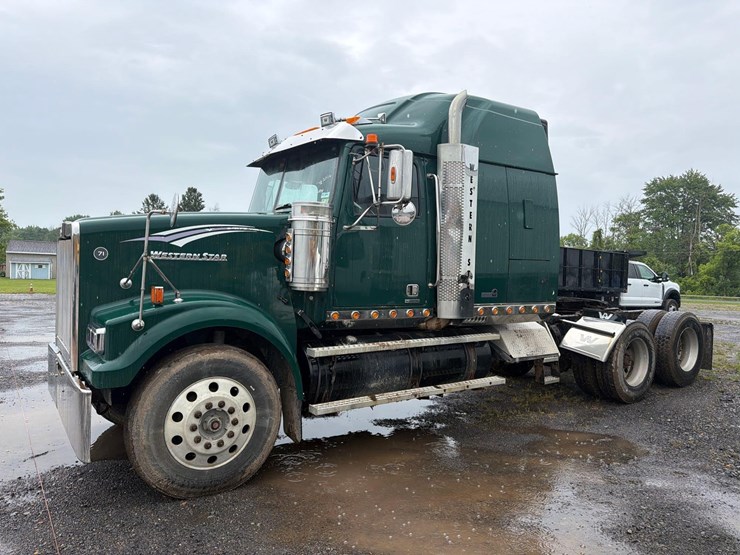 2016-western-star-4900sf-image-1