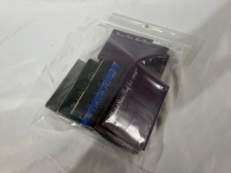 #40044-•-(10)-u.s.-mint-coinsets-from-1980's-image-48