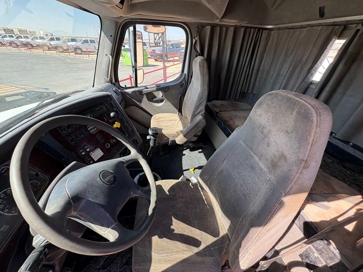 2012-freightliner-m2-106-image-6