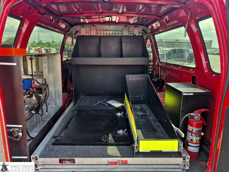 2012-ford-cargo-image-31