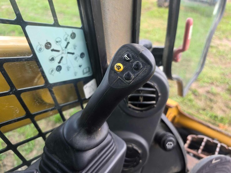 2020-caterpillar-259d3-image-22