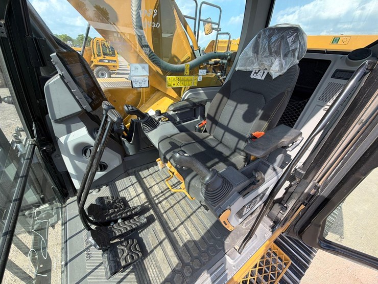 2023-caterpillar-340-image-31
