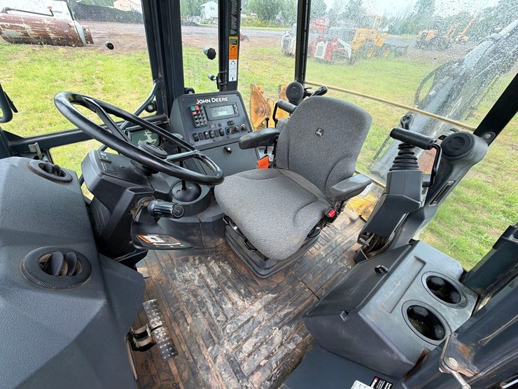 2021-john-deere-310-image-18