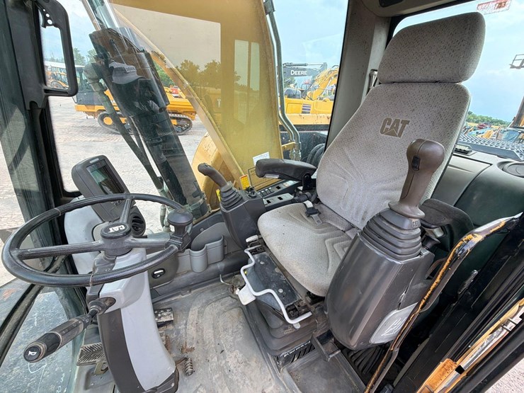 caterpillar-m318d-image-21