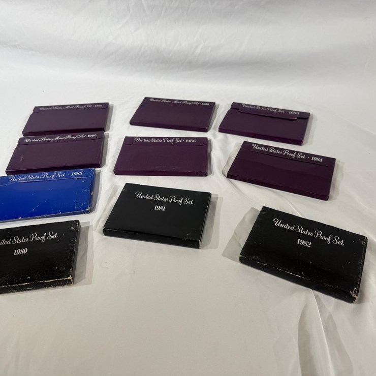 #40044 • (10) U.S. MINT COINSETS FROM 1980'S