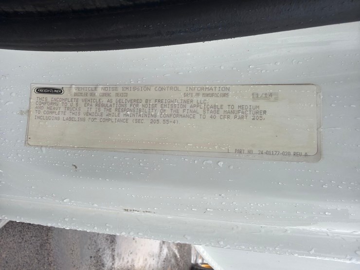 2015-freightliner-m2-106-image-27