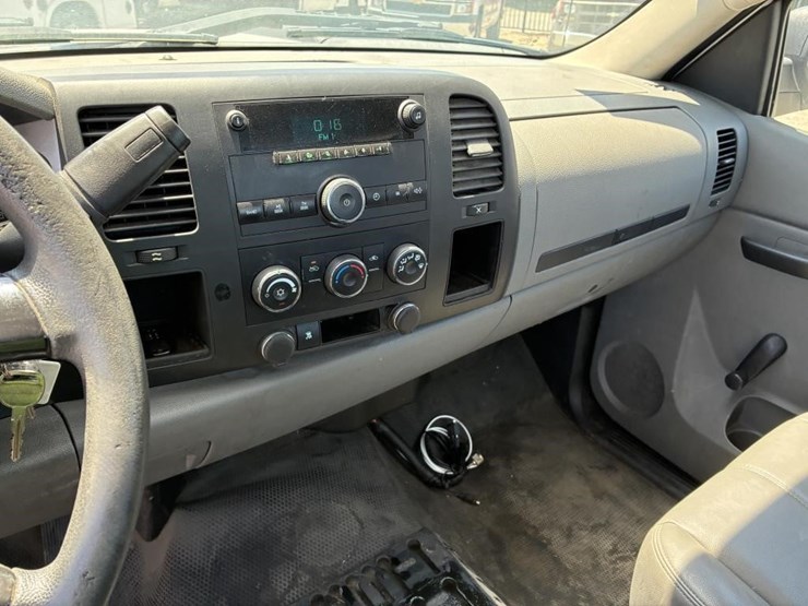 2011-chevrolet-silverado-2500-image-18