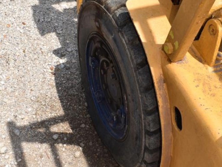 white-forklift-(not-running)-(serial-#-not-found)-(showing-appx-1,745-hours-image-10