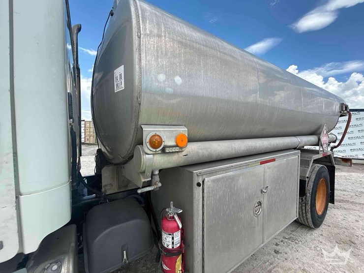 2009-freightliner-m2-106-image-14