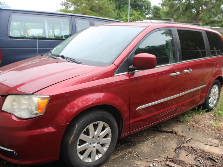 2015-chrysler-town-&-country-image-1