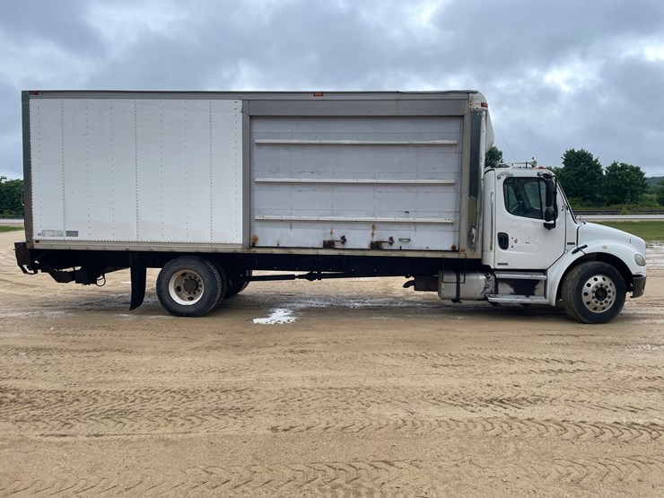 #100-•-2005-freightliner-corp-business-class-m2-straight-truck-(has-wi-title)-image-4