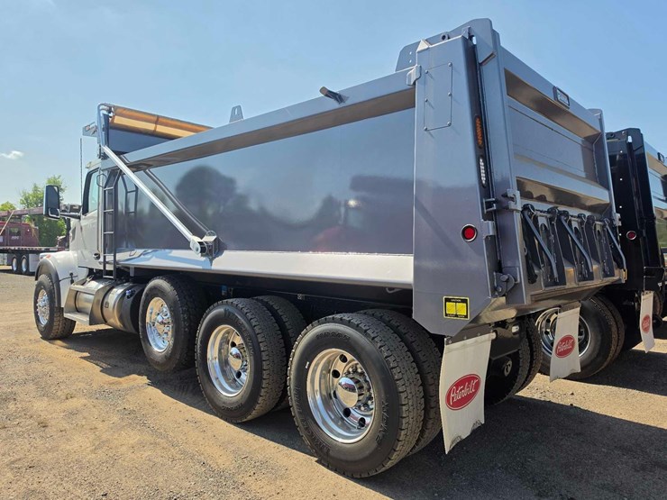 2025-peterbilt-567-image-5