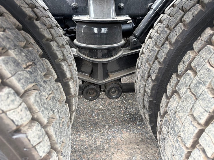 2025-kenworth-t880-image-11