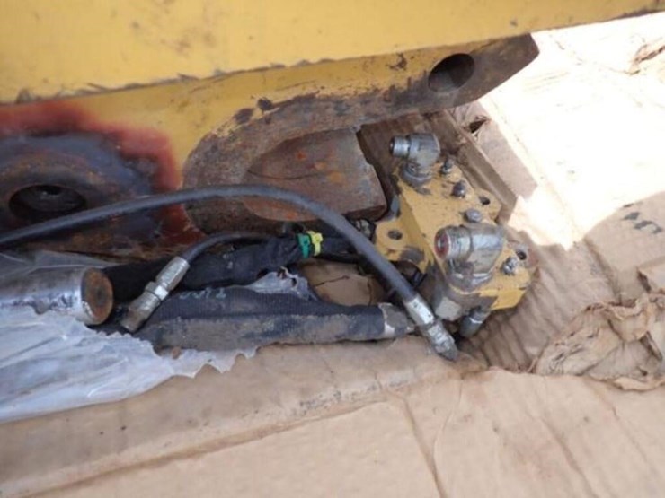 caterpillar-hydraulic-quick-coupler-image-9