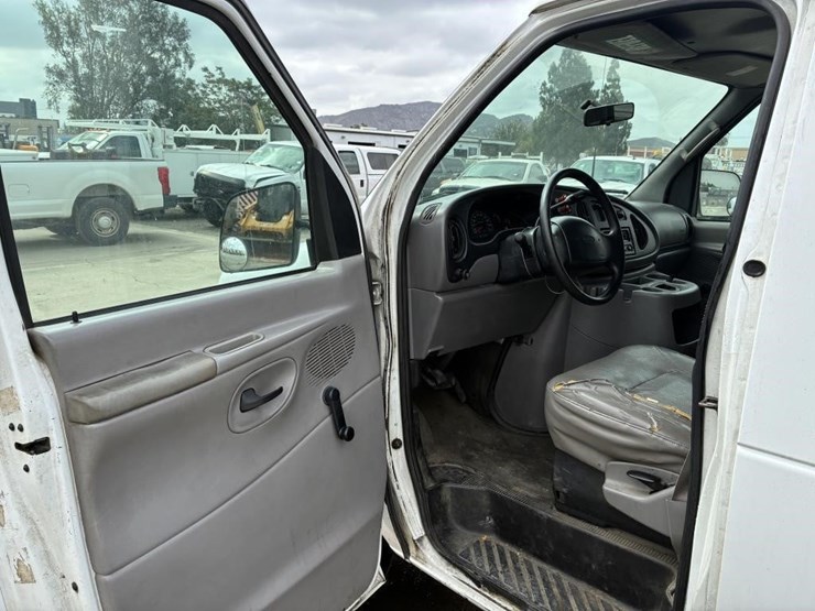 2001-ford-e250-image-22