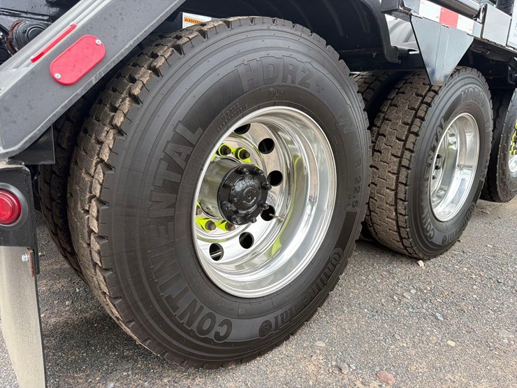2025-kenworth-t880-image-10