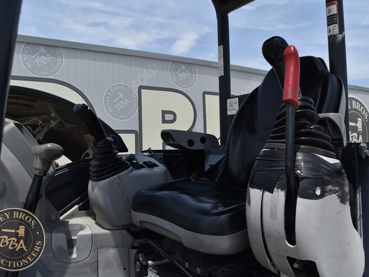 2020-deere-35g-image-45