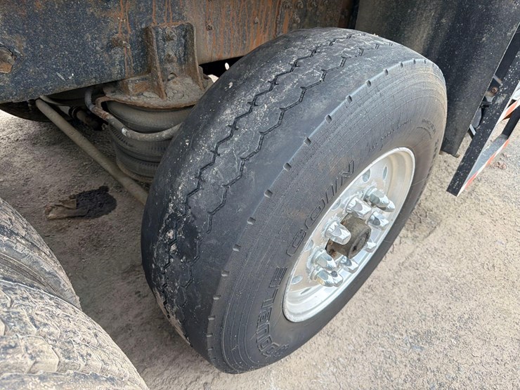 2015-caterpillar-ct660l-image-11
