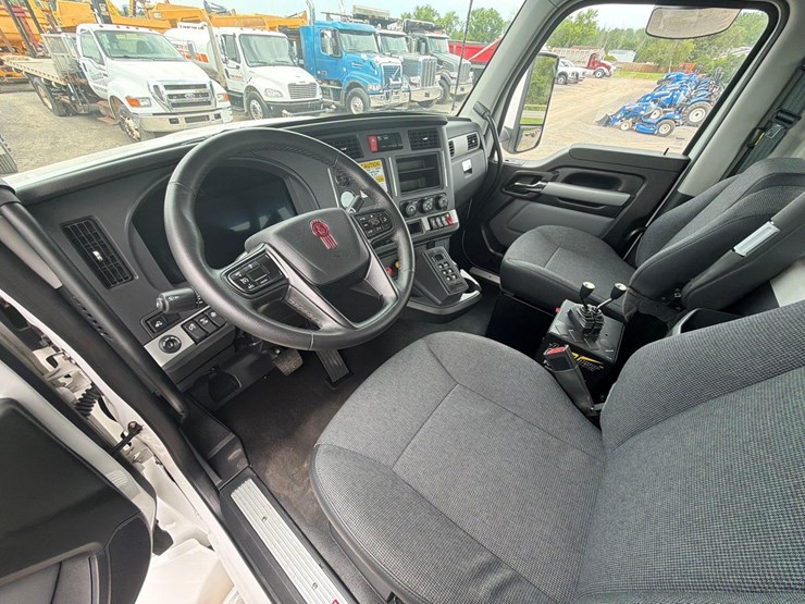 2025-kenworth-t880-image-22