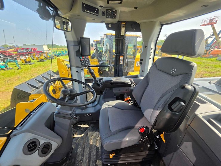 2026-deere-544p-image-18