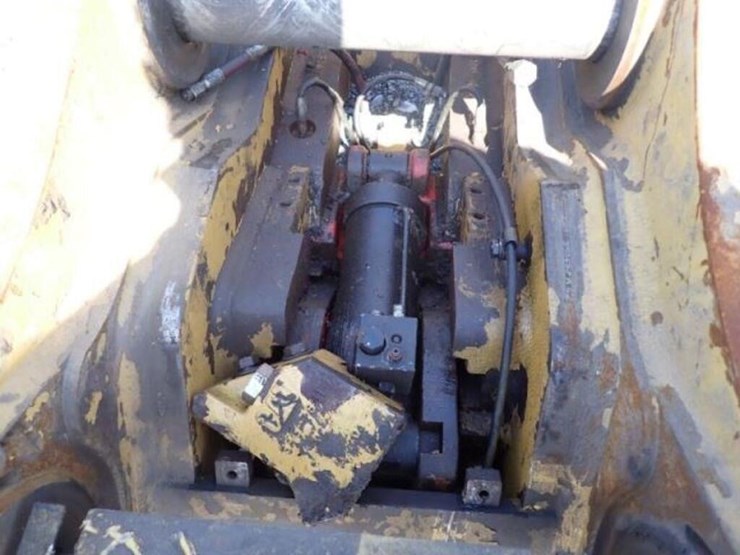 caterpillar-hydraulic-quick-coupler-image-13