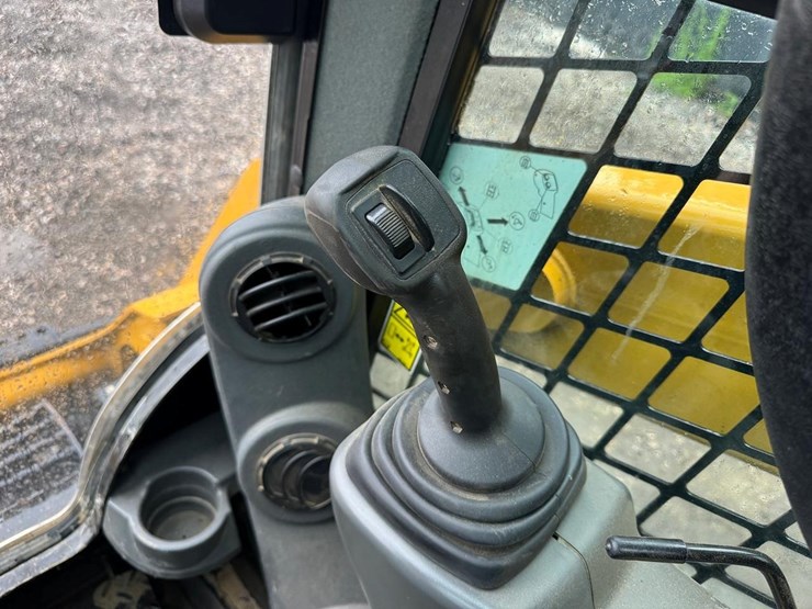 2015-caterpillar-259d-image-27