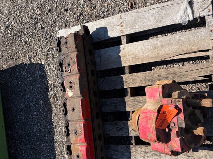 #8354-•-international-dual-pto-and-cylinder-head-image-1