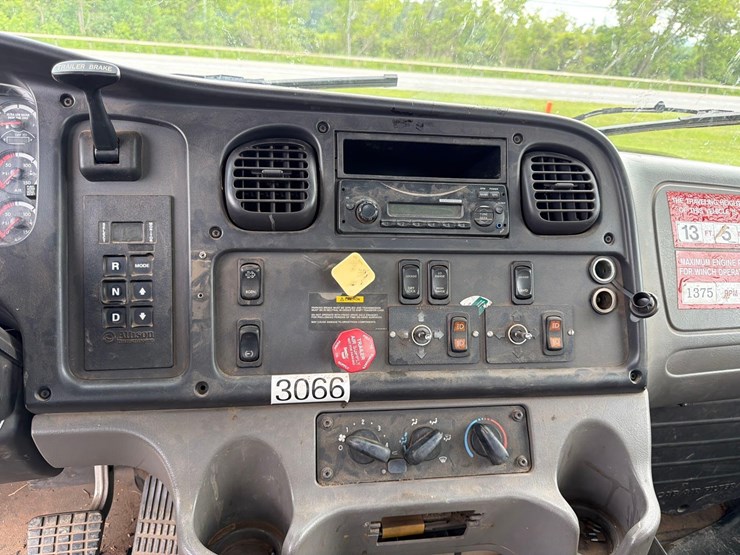 2012-freightliner-m2-digger-derrick truck-vn:hbl2046-awd,-image-26