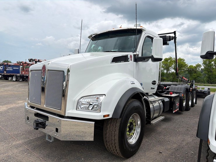 2025-kenworth-t880-image-1