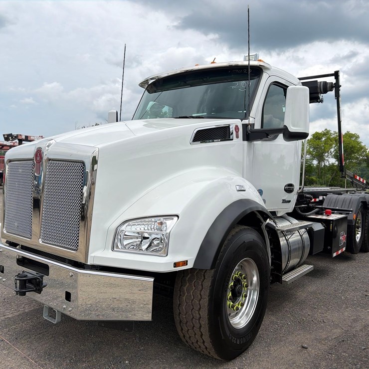 2025 KENWORTH T880