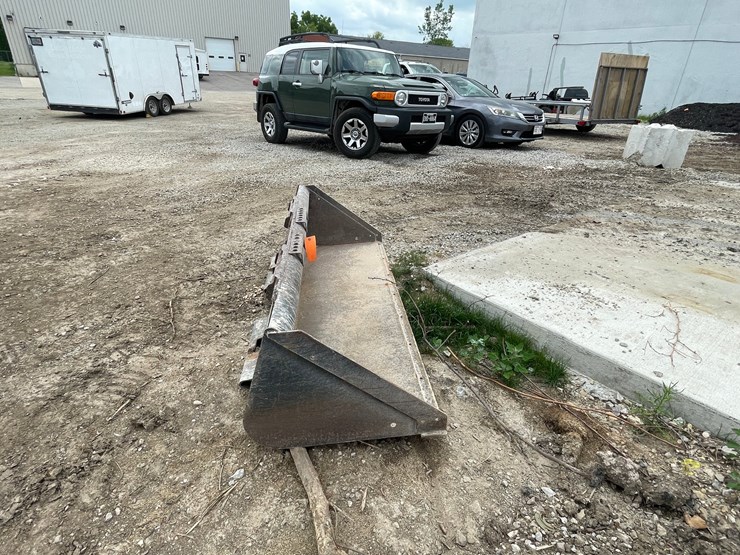 #4876-•-bobcat-74"-universal-mount-bucket-image-3