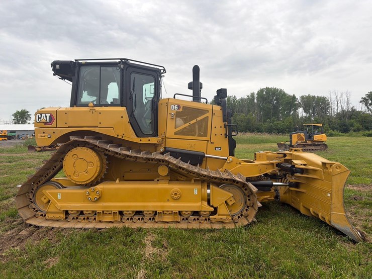 2026-caterpillar-d6-image-5