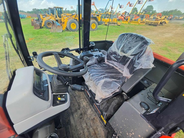 2026-kubota-r640-image-16