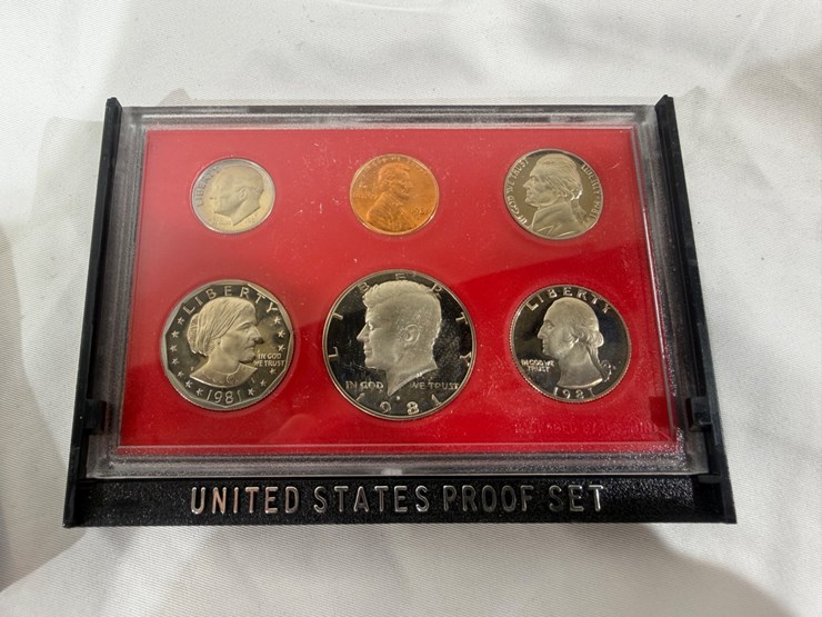 #40044-•-(10)-u.s.-mint-coinsets-from-1980's-image-20