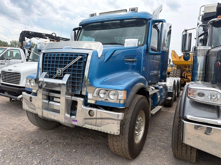 2012-volvo-vhd64-image-1