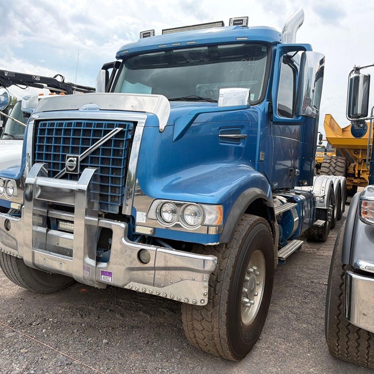 2012 VOLVO VHD64
