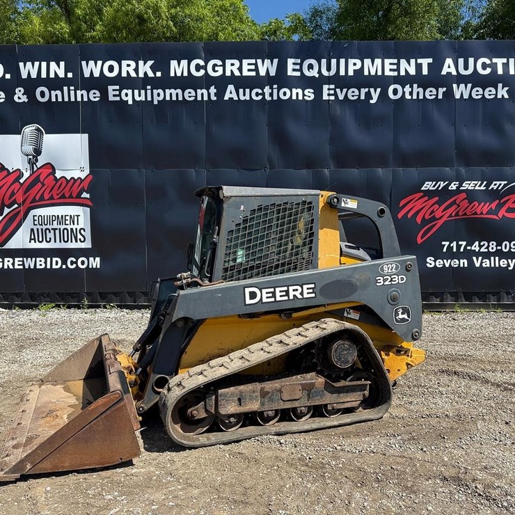 DEERE 323D