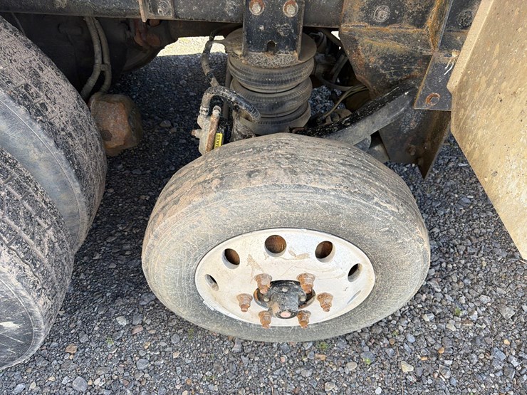2017-peterbilt-567-image-12