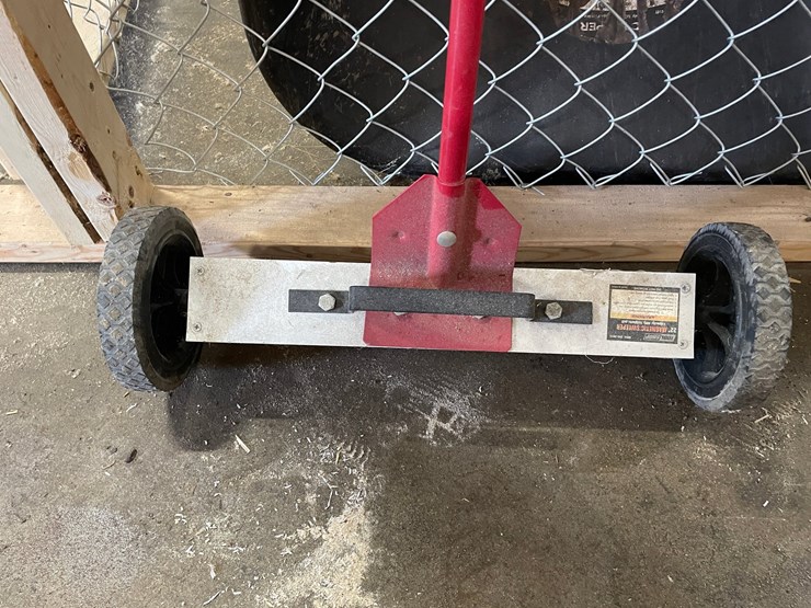 #7934-•-tool-shop-22"-magnetic-sweeper-image-2