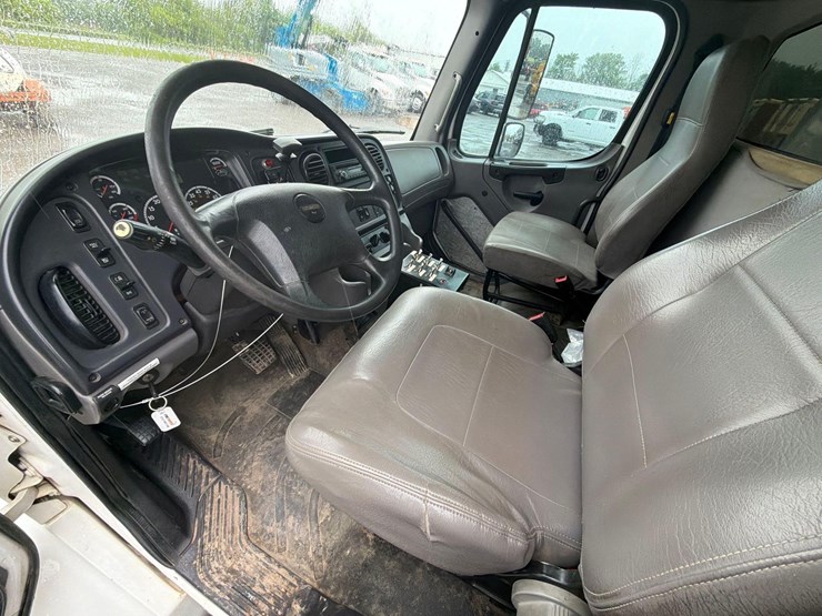 2015-freightliner-m2-106-image-17