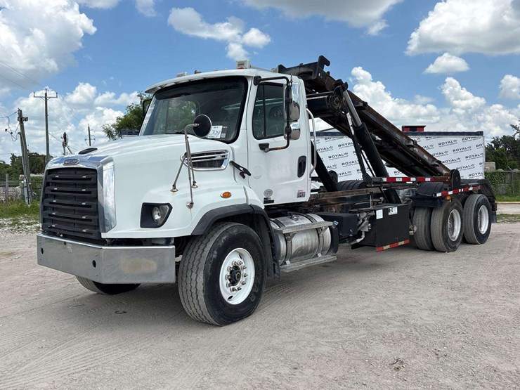 2014-freightliner-114sd-image-1