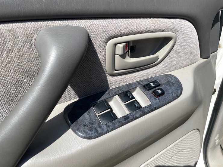 2003-toyota-sequoia-image-37