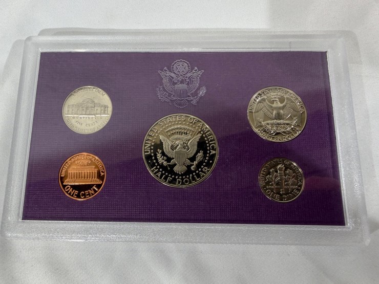 #40044-•-(10)-u.s.-mint-coinsets-from-1980's-image-47