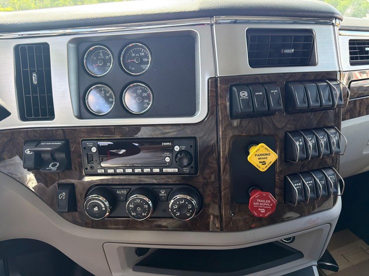 2026-peterbilt-589-image-25