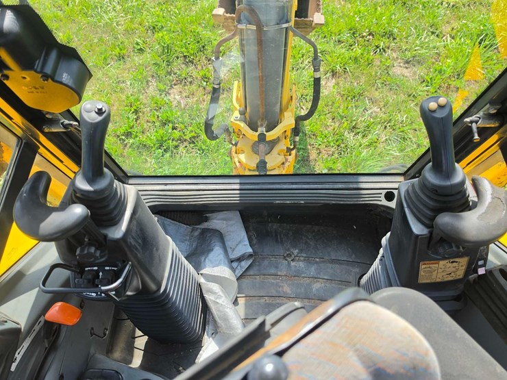 new-holland-b95-image-18