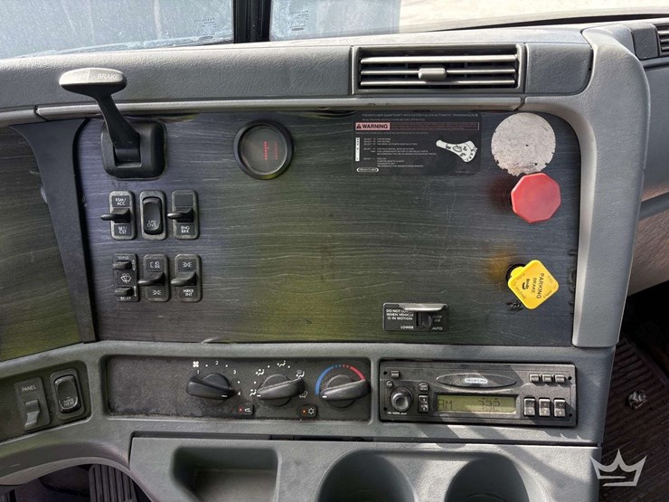 2007-freightliner-columbia-120-image-25