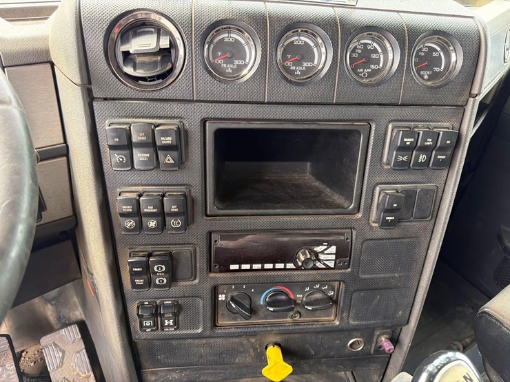 2015-caterpillar-ct660l-image-21