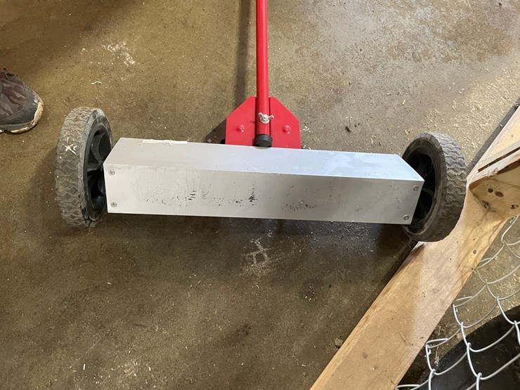 #7934-•-tool-shop-22"-magnetic-sweeper-image-3