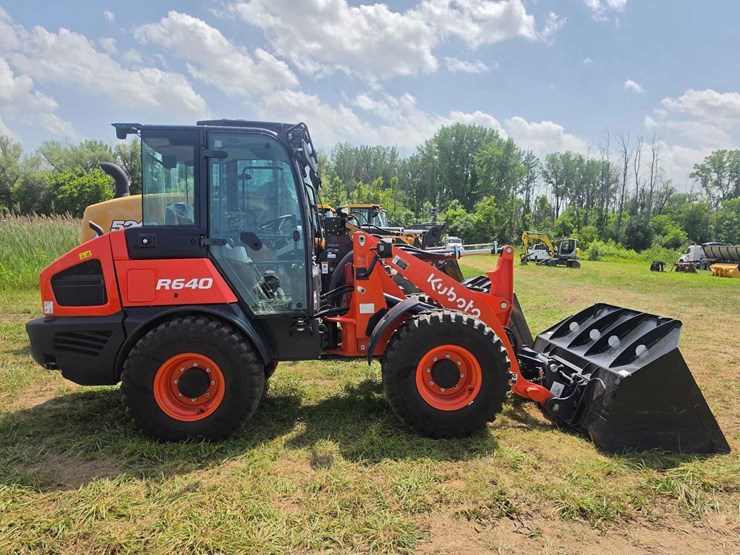 2026-kubota-r640-image-4