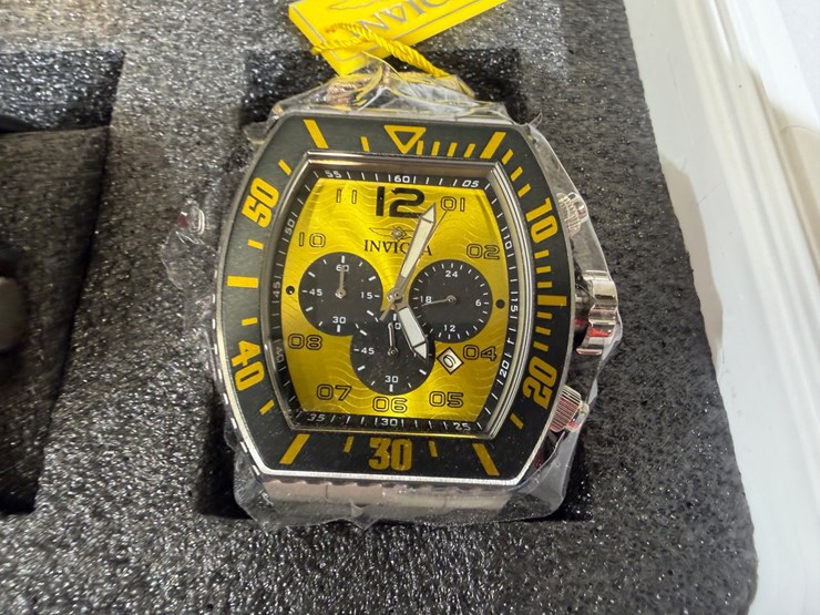 #84577-•-box-of-invicta-watches-image-4